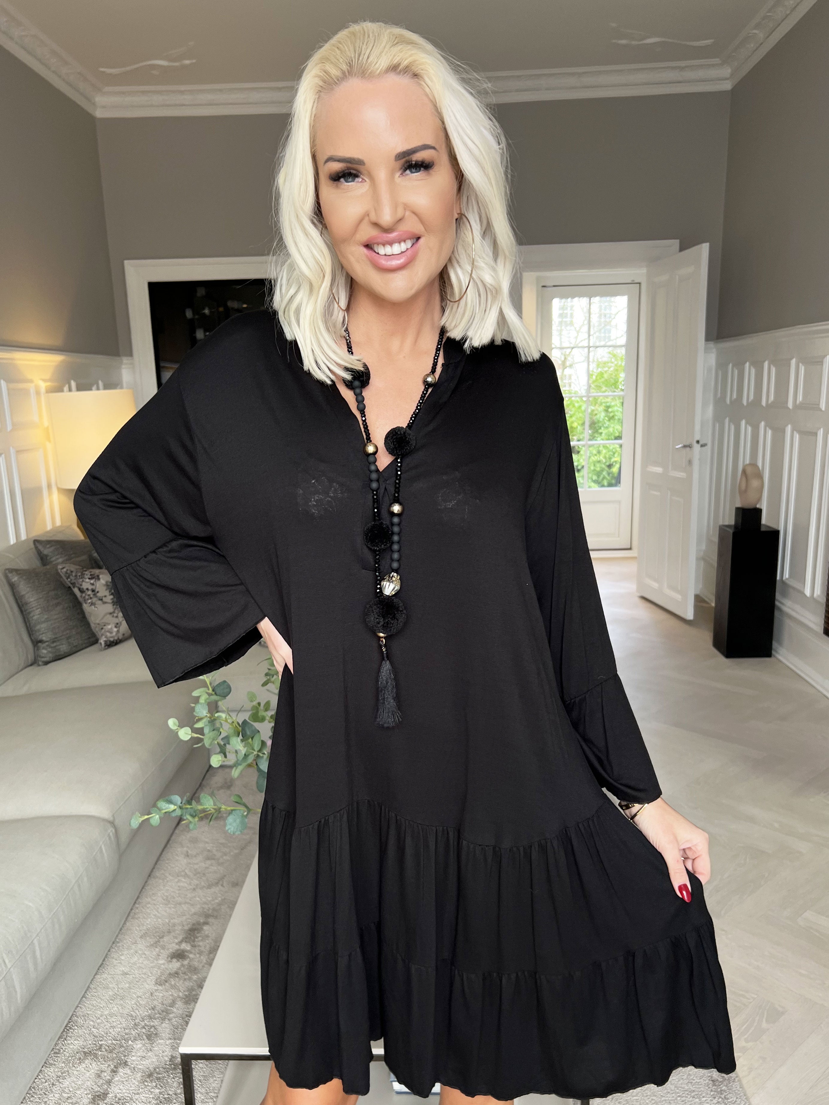 Pauline Plain - Klänning med v-ringning och liten volangkjol - Black